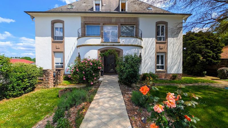 Das Haus von vorn mit Rosen am Weg